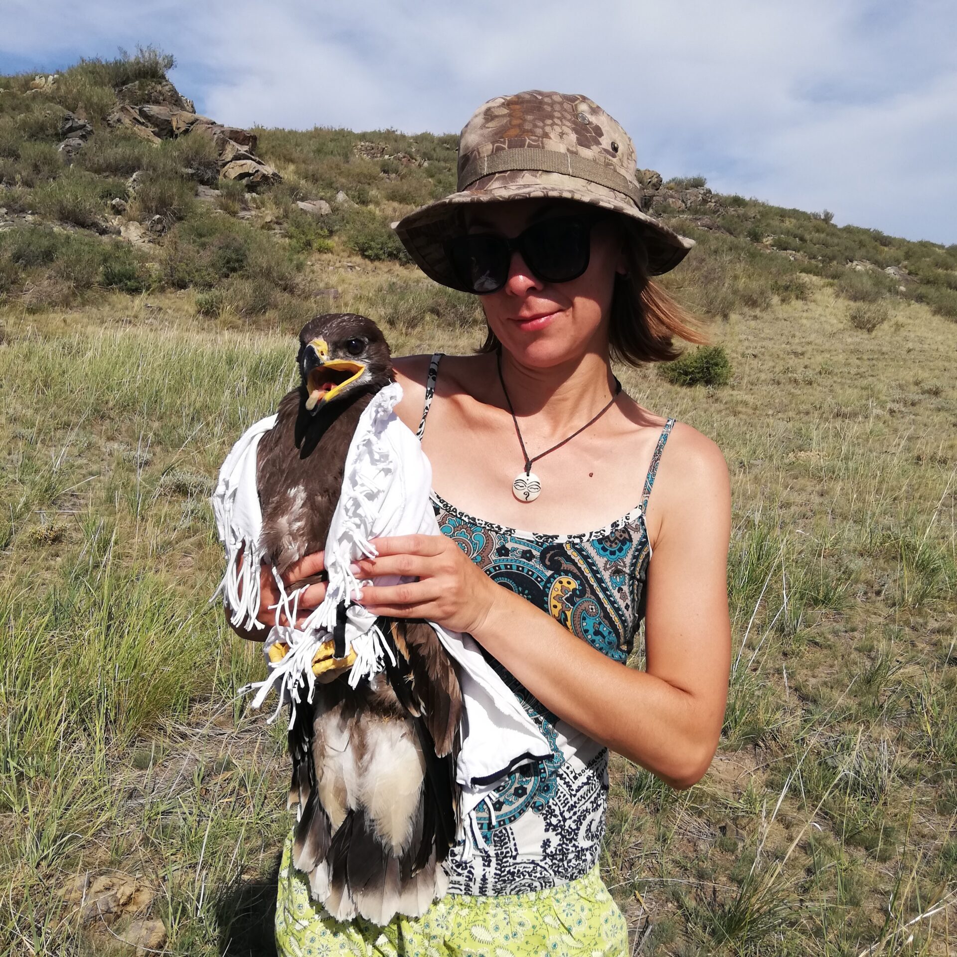 Пуликова Г. с птенцом степного орла (Aquila nipalensis). Автор: Каптёнкина А. 2.6 Популяризация зоологических профессий